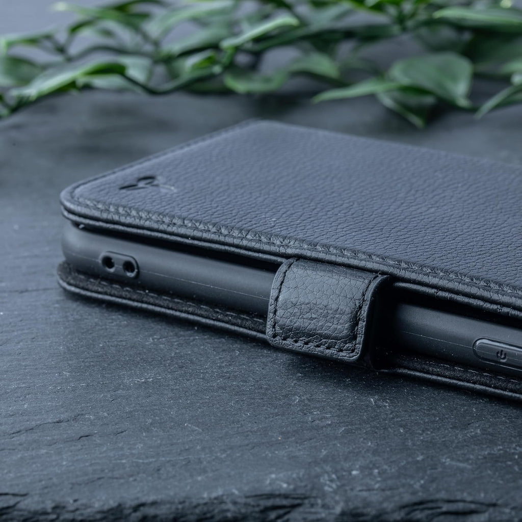 Genuine Leather Wallet Case for iPhone SE (2022/2020) – Flip Cover with Card Slots and Stand in Dappled Black