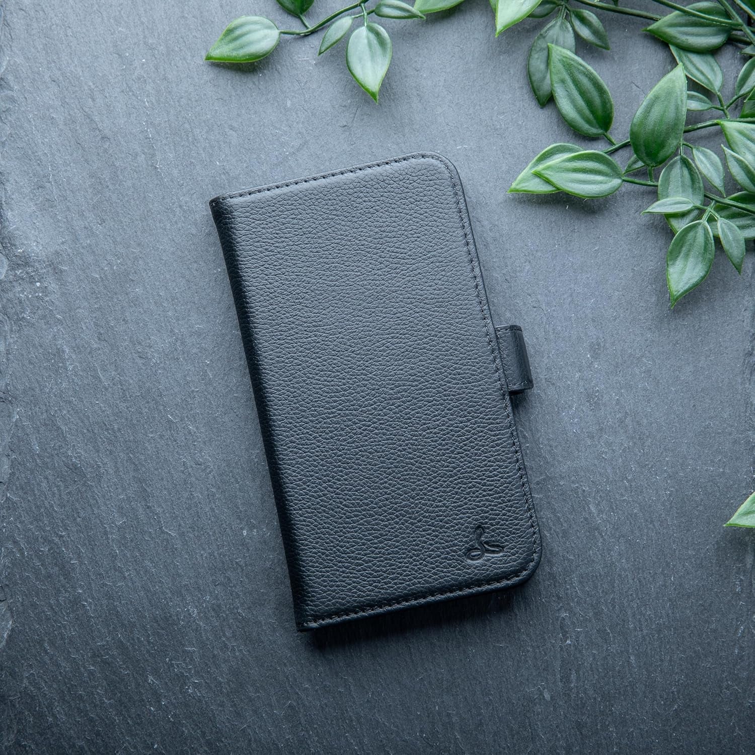 Genuine Leather Wallet Case for iPhone SE (2022/2020) – Flip Cover with Card Slots and Stand in Dappled Black