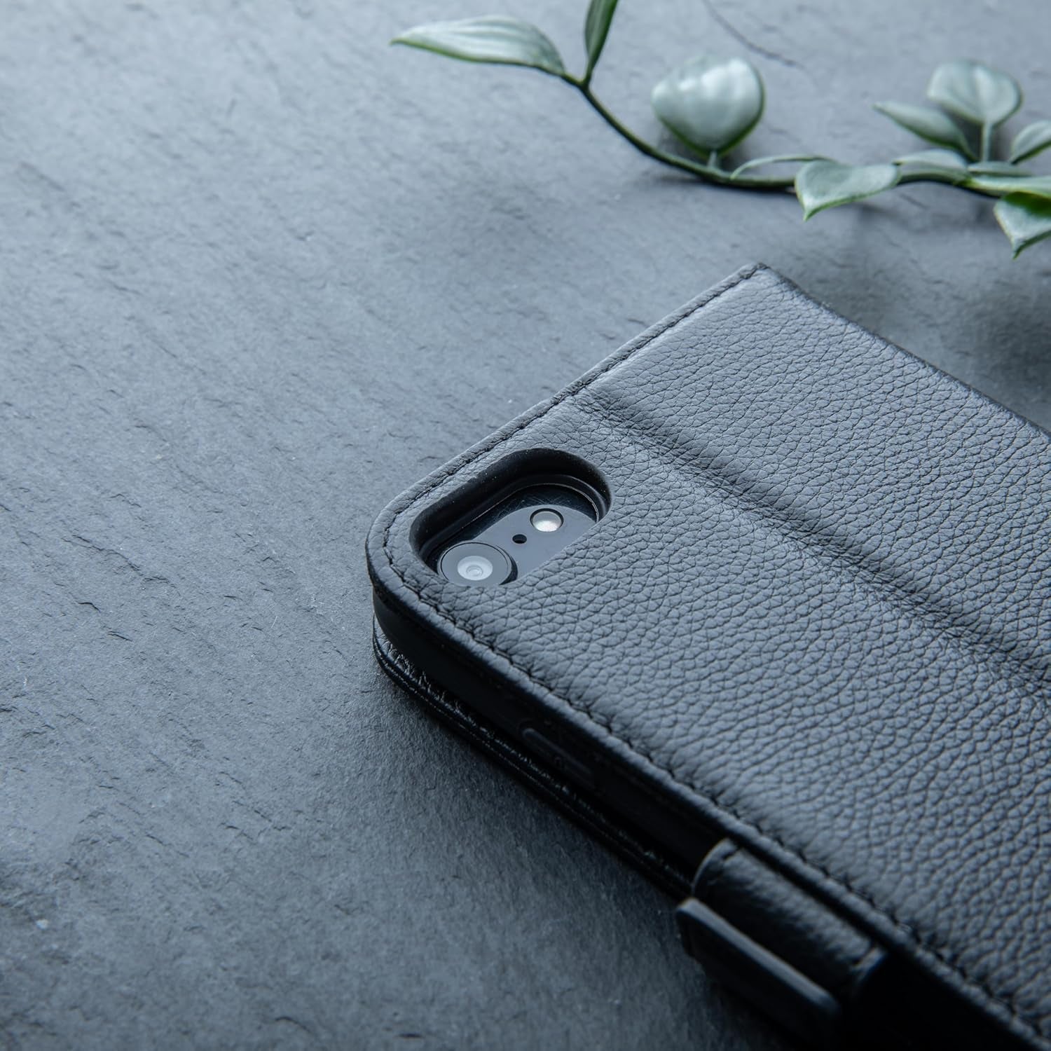 Genuine Leather Wallet Case for iPhone SE (2022/2020) – Flip Cover with Card Slots and Stand in Dappled Black